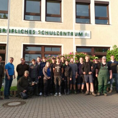 Bürgermeister Birner und 20 Schüler der Landwirtschaftsschule beim Kitzretten dabei!
